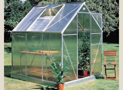 Une belle serre de jardin en verre pour vos cultures d'extérieur en toute saison 